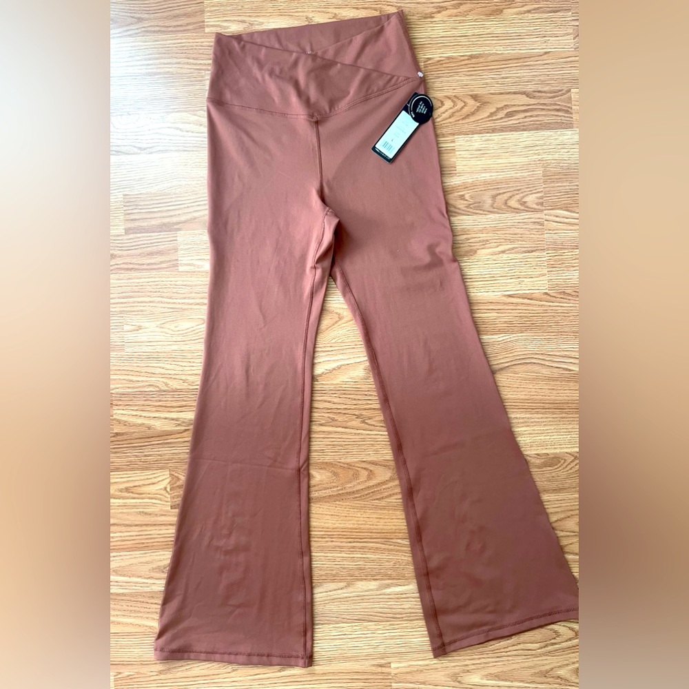 New Yoga-licioUs Lux Crossover Flare Leggings Black Sz Large Copper Iron PY71067